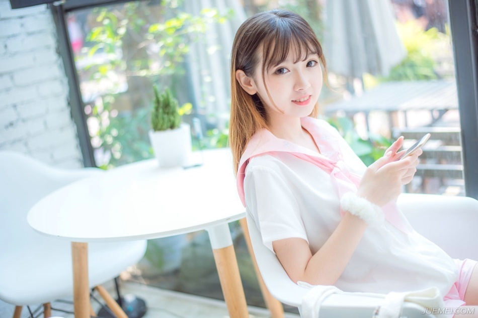 因为陌生，所以勇敢，因为距离，所以美丽。